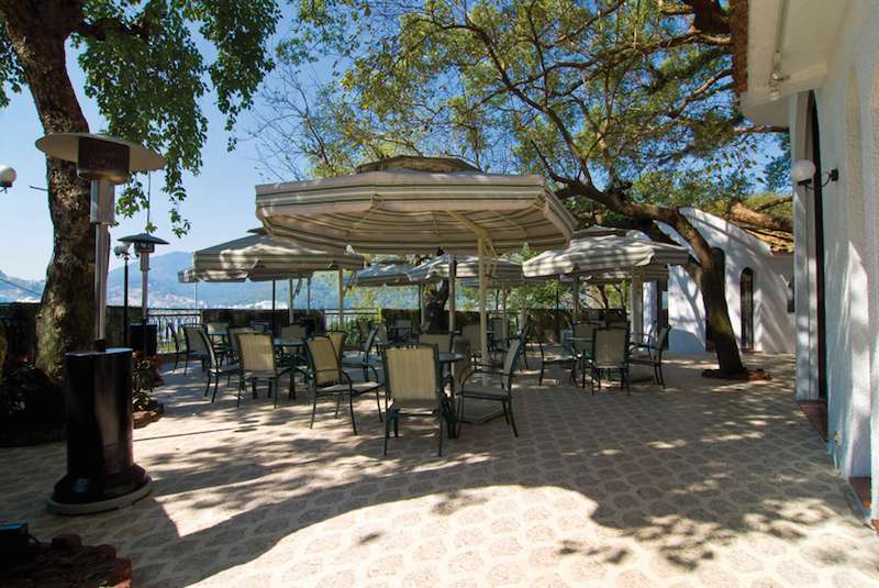 Outdoor patio at The Terrace at Pousada de Sao Tiago in Praia Grande