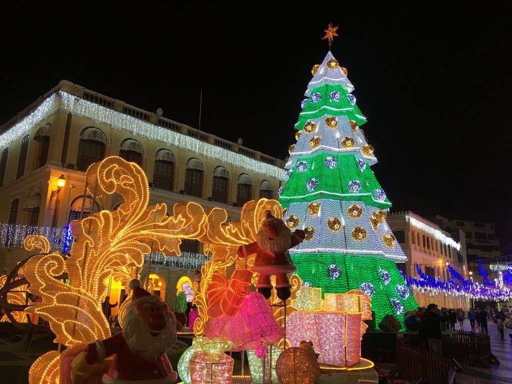 senado_square_christmas_tree_1024