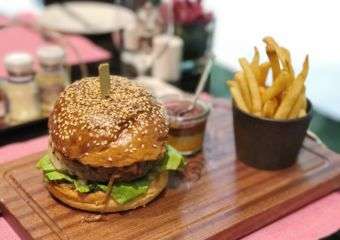 Cafe Esplanada Wynn Macau prime beef burger