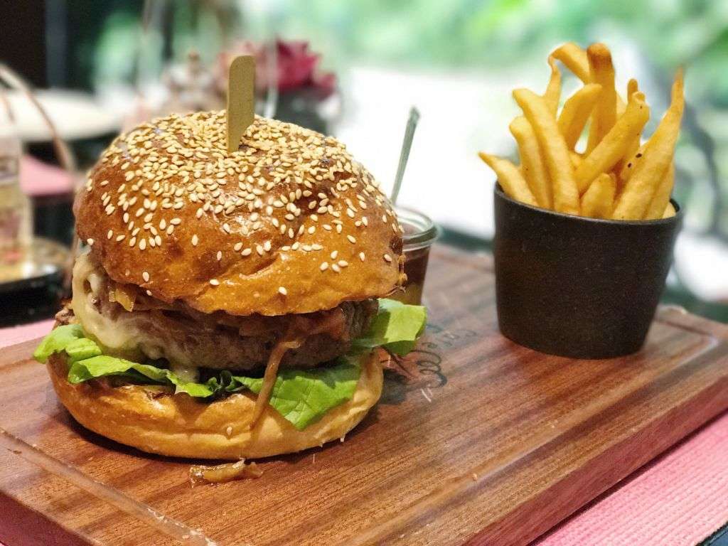 Wynn Macau Cafe Esplanada Burger 2