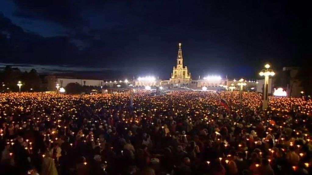 Crowd paying homage to Our Lady of Fatima