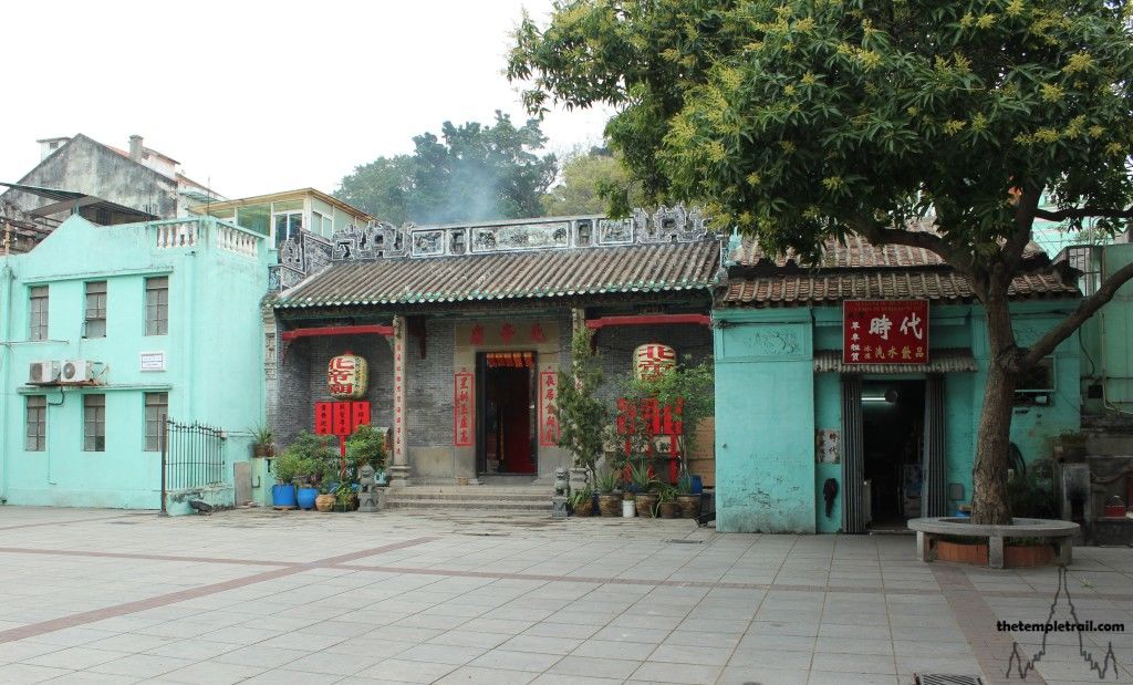 Exterior shot of Pak Tai Temple from the square in front.
