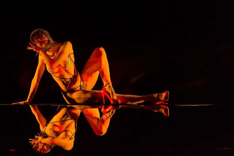 A dancer with full reflection at the Parisian Macao