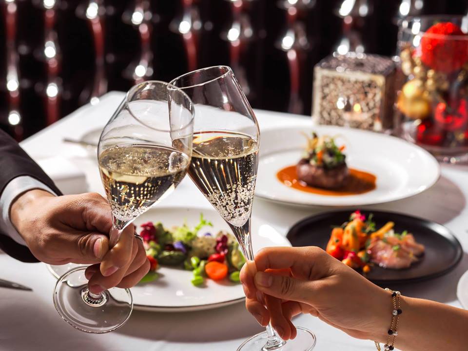 Man and woman toasting glasses of champagne