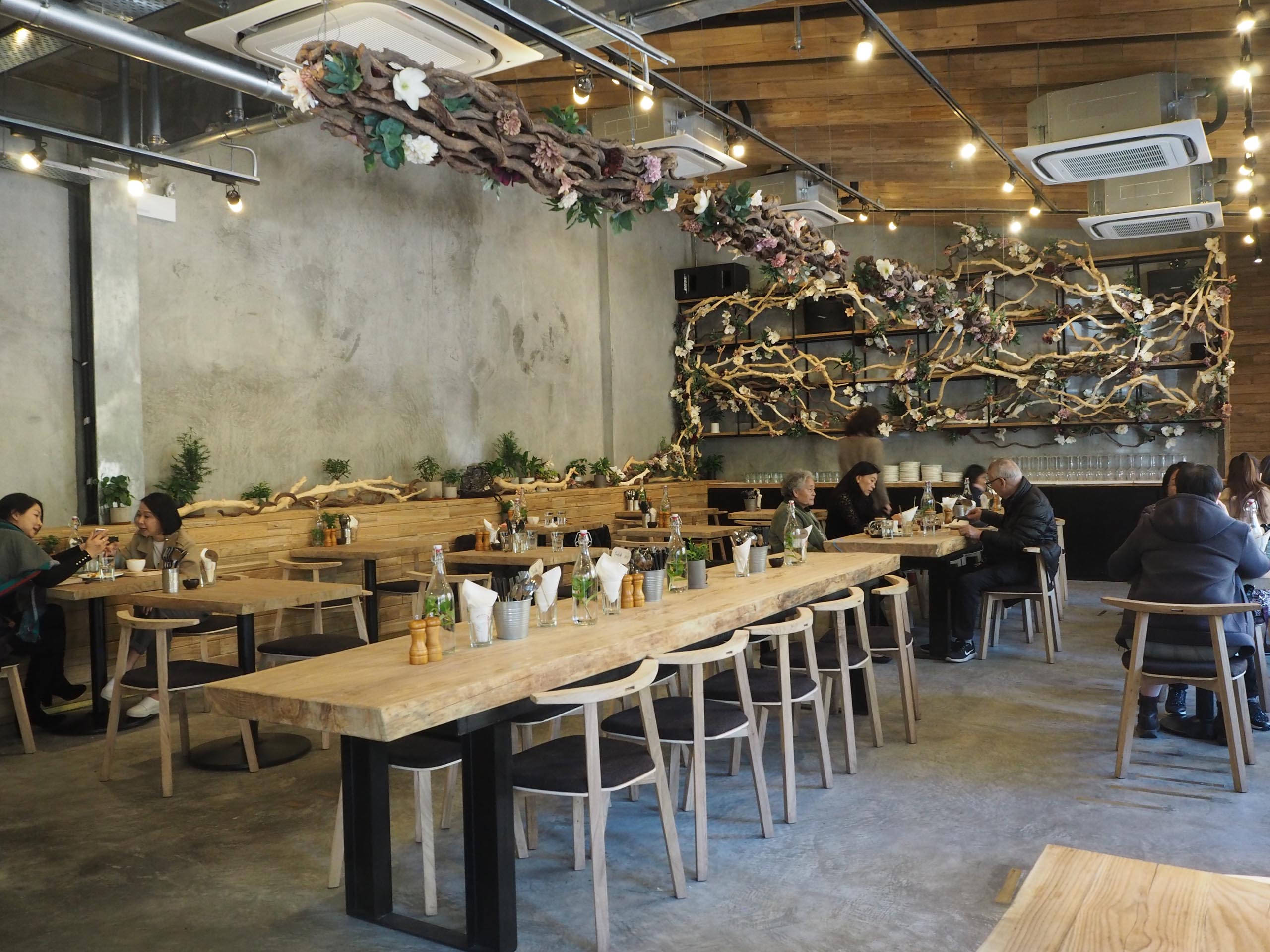 Common table. Boston Brewer. Boston Brewings.