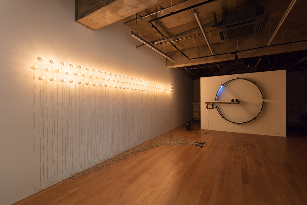 Point of Contact for 100 incandescent lamps#2_Satoru Tamura_2014_incandescent lamps,alminium,steel, codes_Photo Hyugo Mugyuda