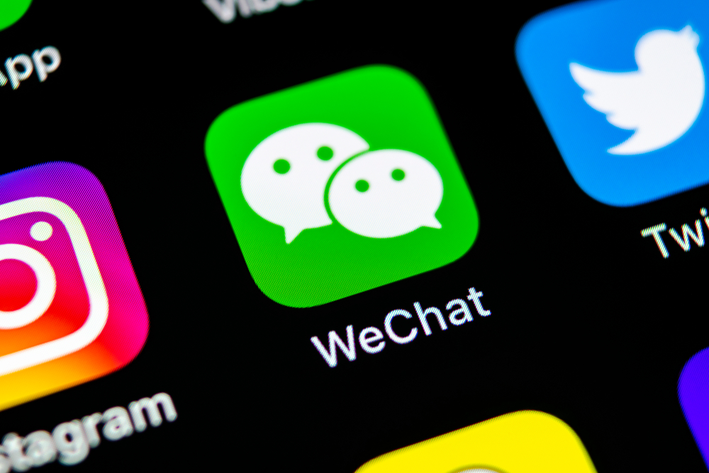 Chat on apps in Shenzhen