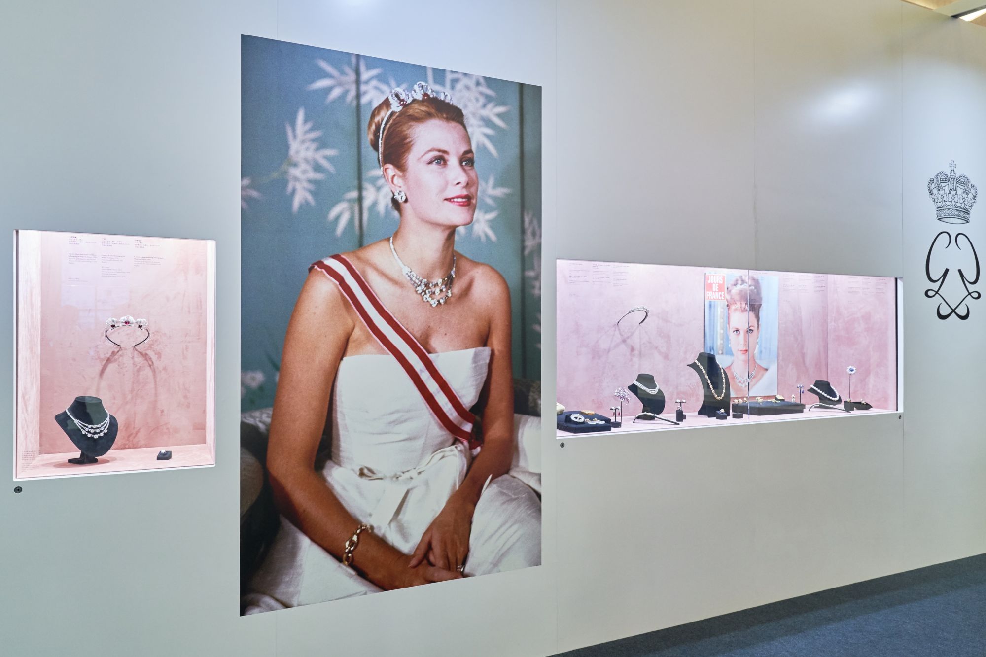 Is that Grace Kelly's handbag on our art books?, art