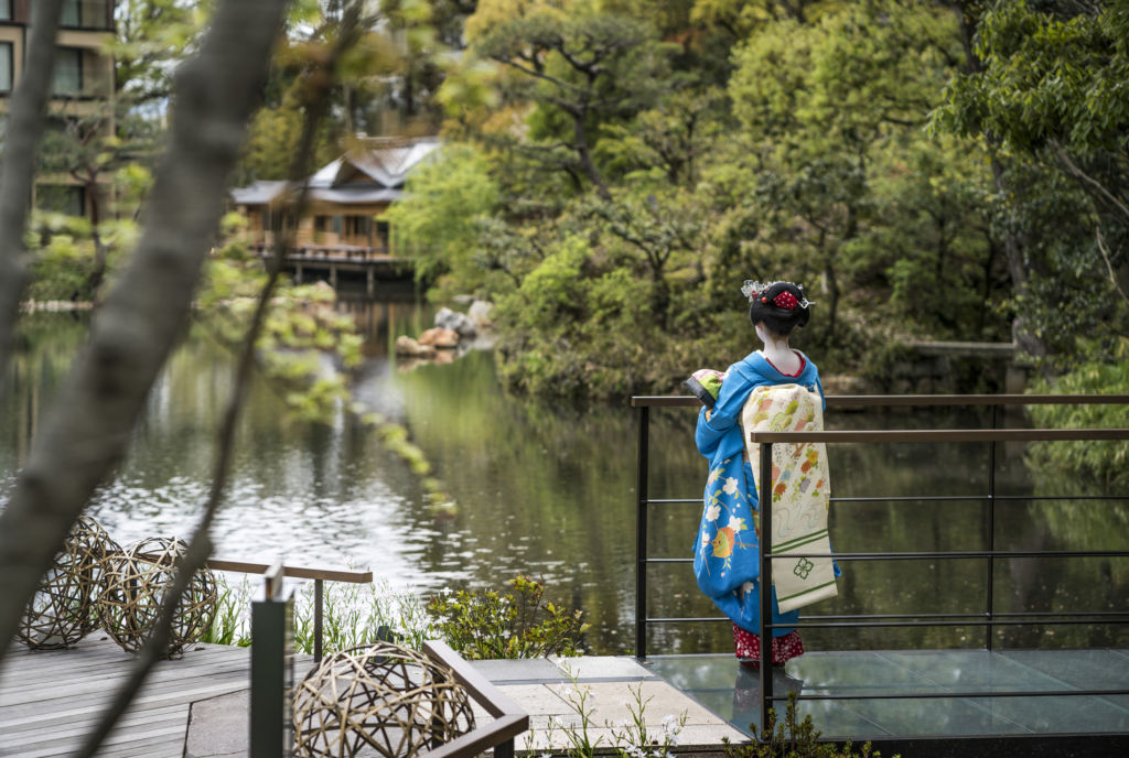 Macau Lifestyle Four Seasons Kyoto outdoor lake with geisha