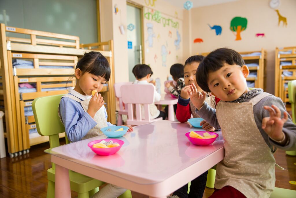 Kids during snack time at kindergarten_K1 application guide_Macau Lifestyle