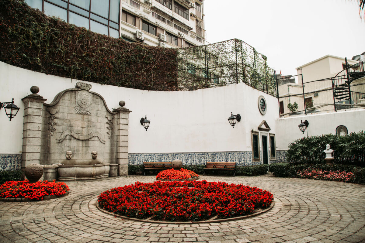 Leal Senado Building garden and fountain