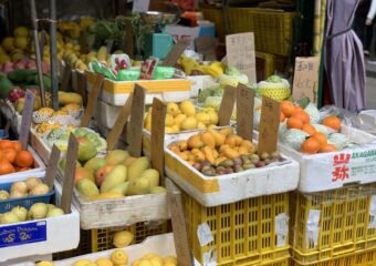 Rua da Praia do Manduco fruit stalls