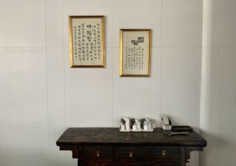 Arirang Korean Restaurant Decorative Table and Pictures on the Wall Macau Lifestyle.jpg