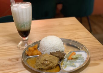 Estabelecimento de Comidas Medan Indonesian Restaurant Interior Curry Platter Nasi Campur and Es Cendol Drink from Top Macau Lifestyle