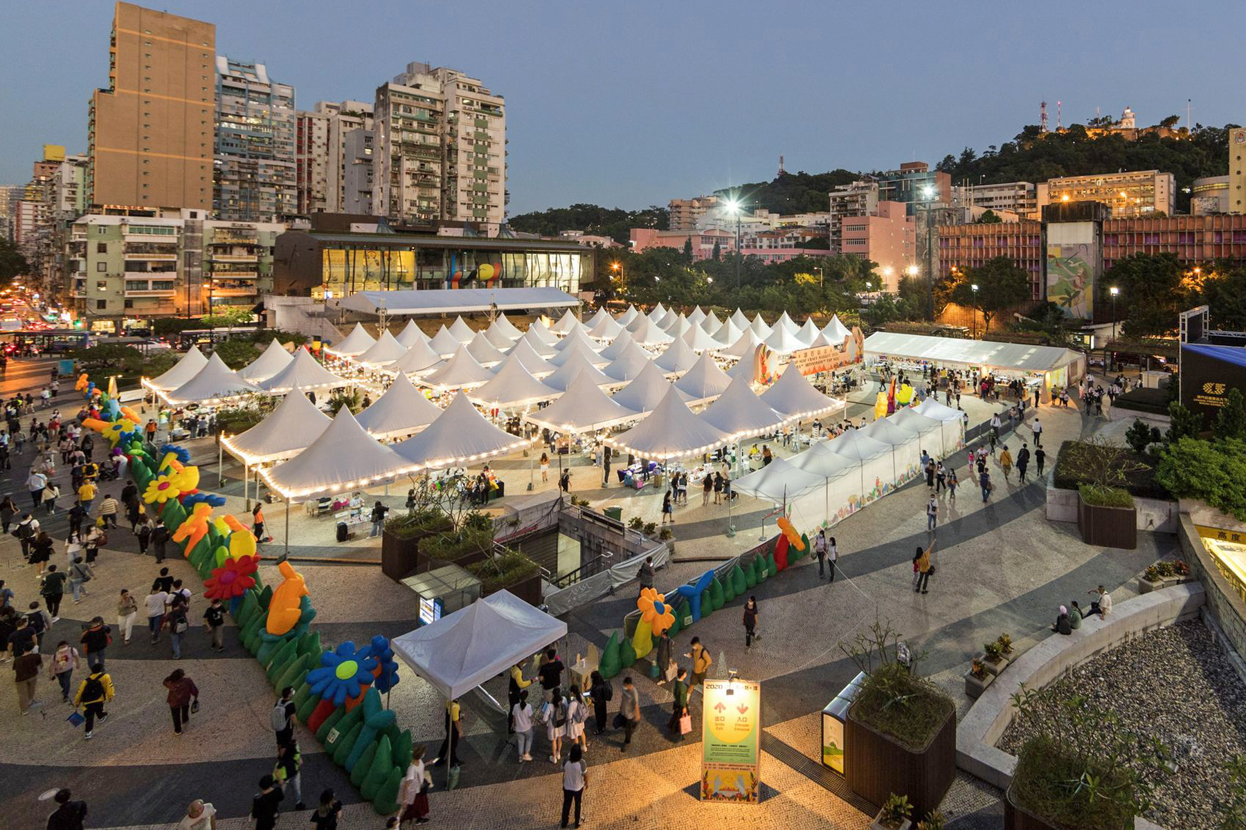 Tap Siac Craft Market at Dusk