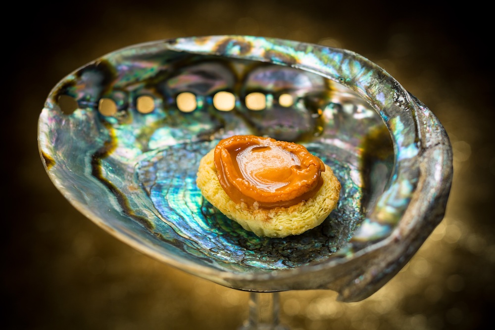 Jade Dragon金銀滿屋 (原隻鮑魚鷄粒酥) Baked Whole Abalone and Chicken Tartlet