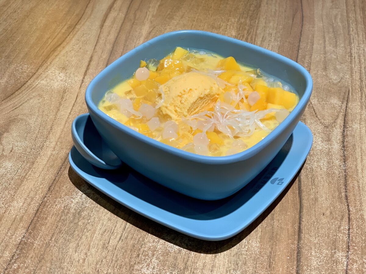 Golden Mix Dessert_Supreme Golden Mix Mango Dessert_blue bowl portrait_Macau Lifestyle