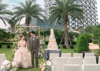 Grand Hyatt Macau Wedding couple at Outdoor green lawn