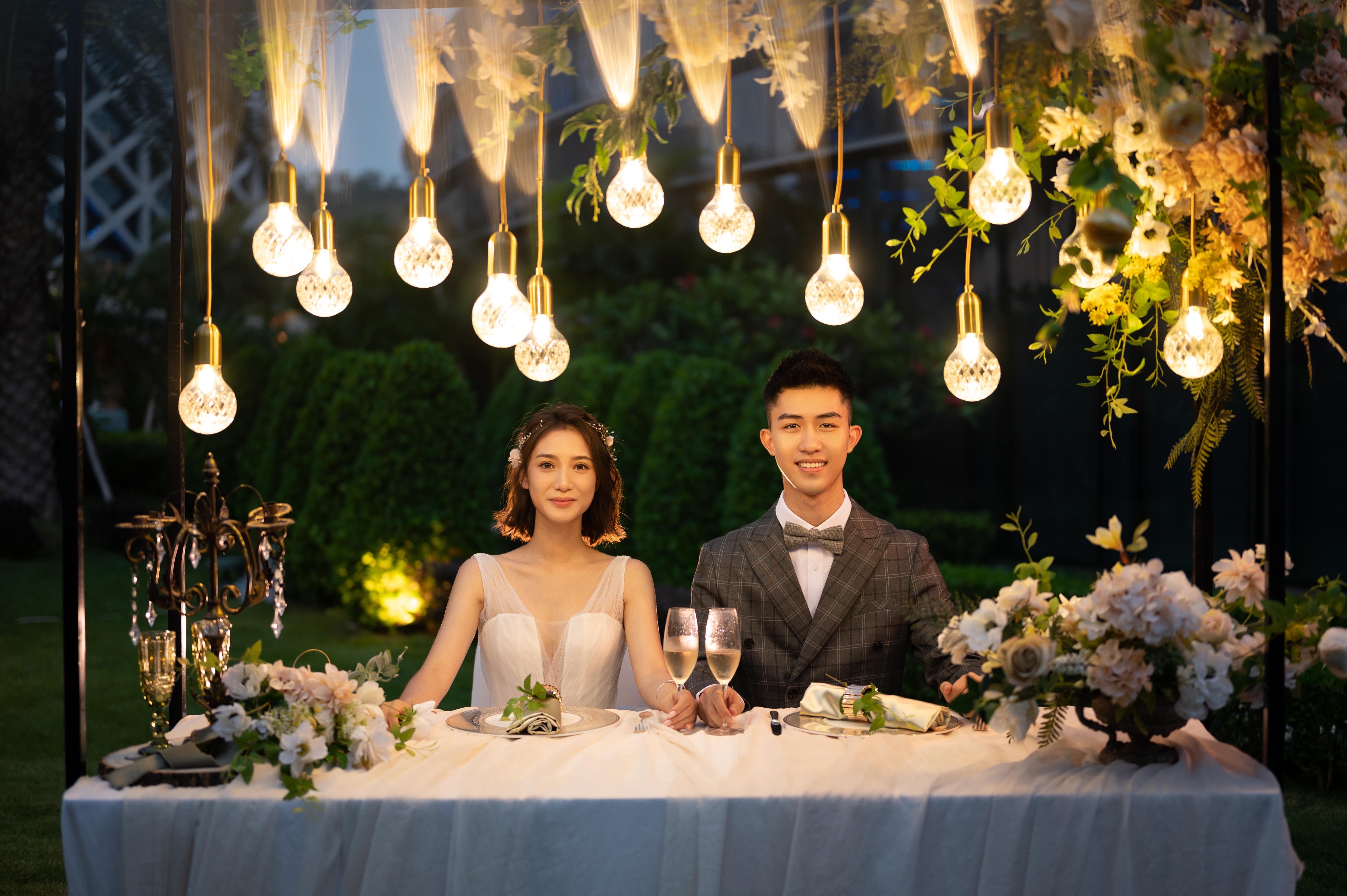 Grand Hyatt Macau Weddinng Fair Couple sitting at Outdoor green lawn