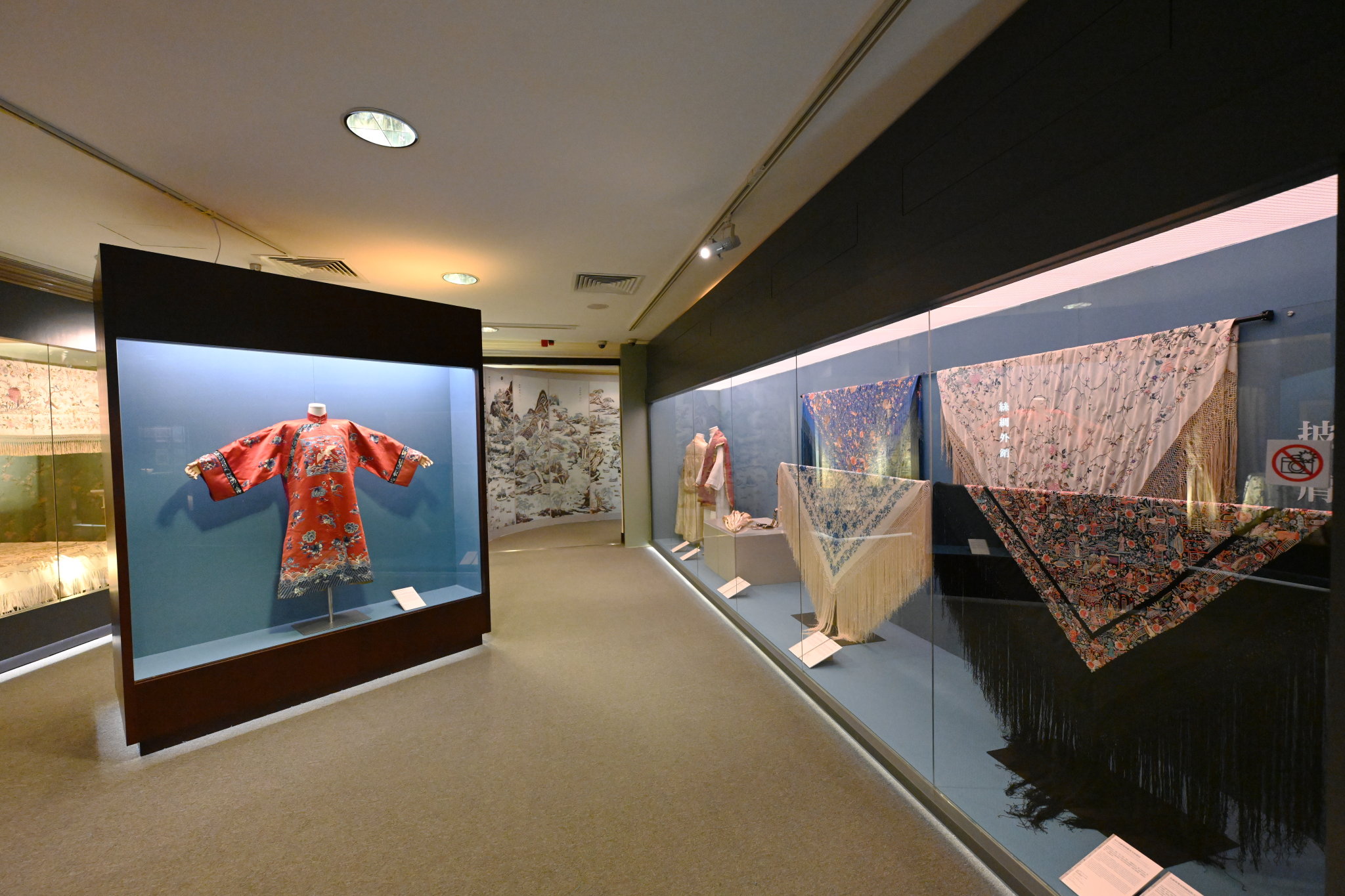 Qing and Ming Dynasties Exhibitions Clothing