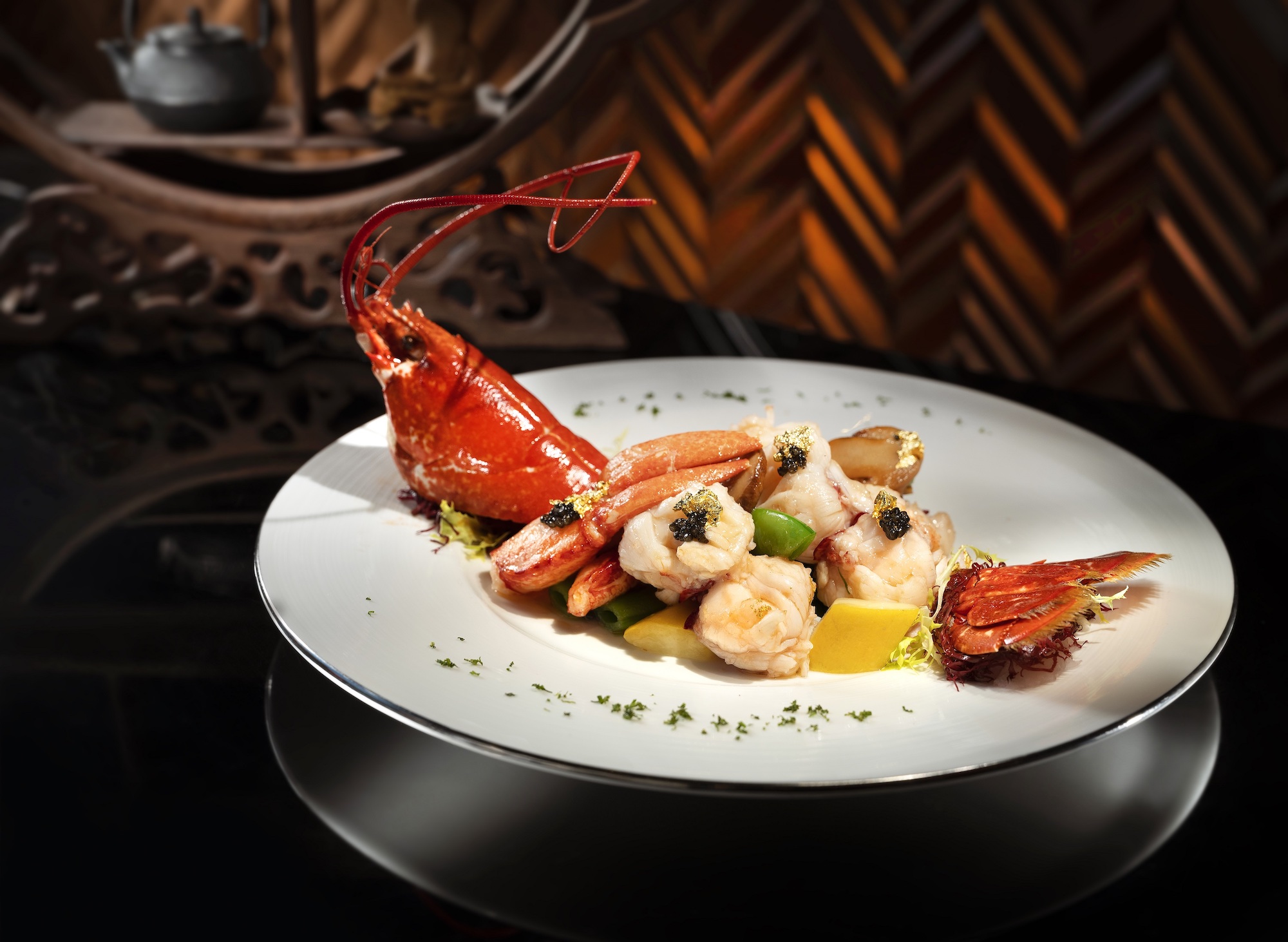 Lai Heen Signature Dishes_Sauteed Whole Brittany Blue Lobster with Water Bamboo and Matsutake Mushroom topped with Caviar ritz carlton macau